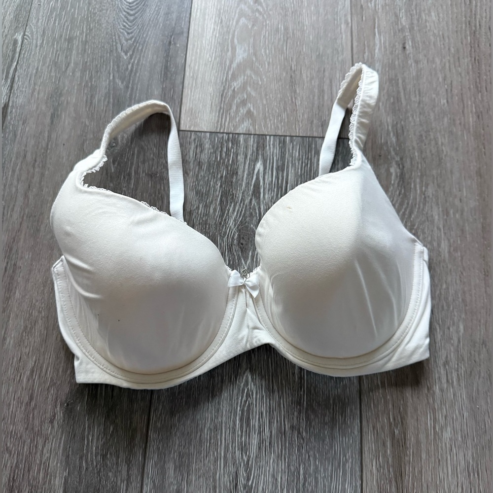 VICTORIA’S SECRET WHITE BRA WITH CUTE BOW & LACE TRIM - ALL BRAS BUY TWO GET ONE